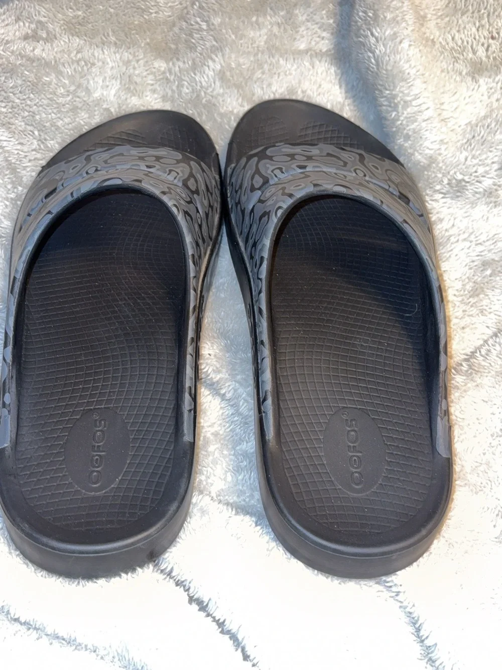 OOFOS Men's Black Water camo Patterned Slide Sandals size 11